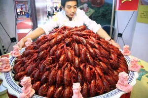 زنده زنده خوردن سوسک و عقرب و مخصوصا هشت پا در چین